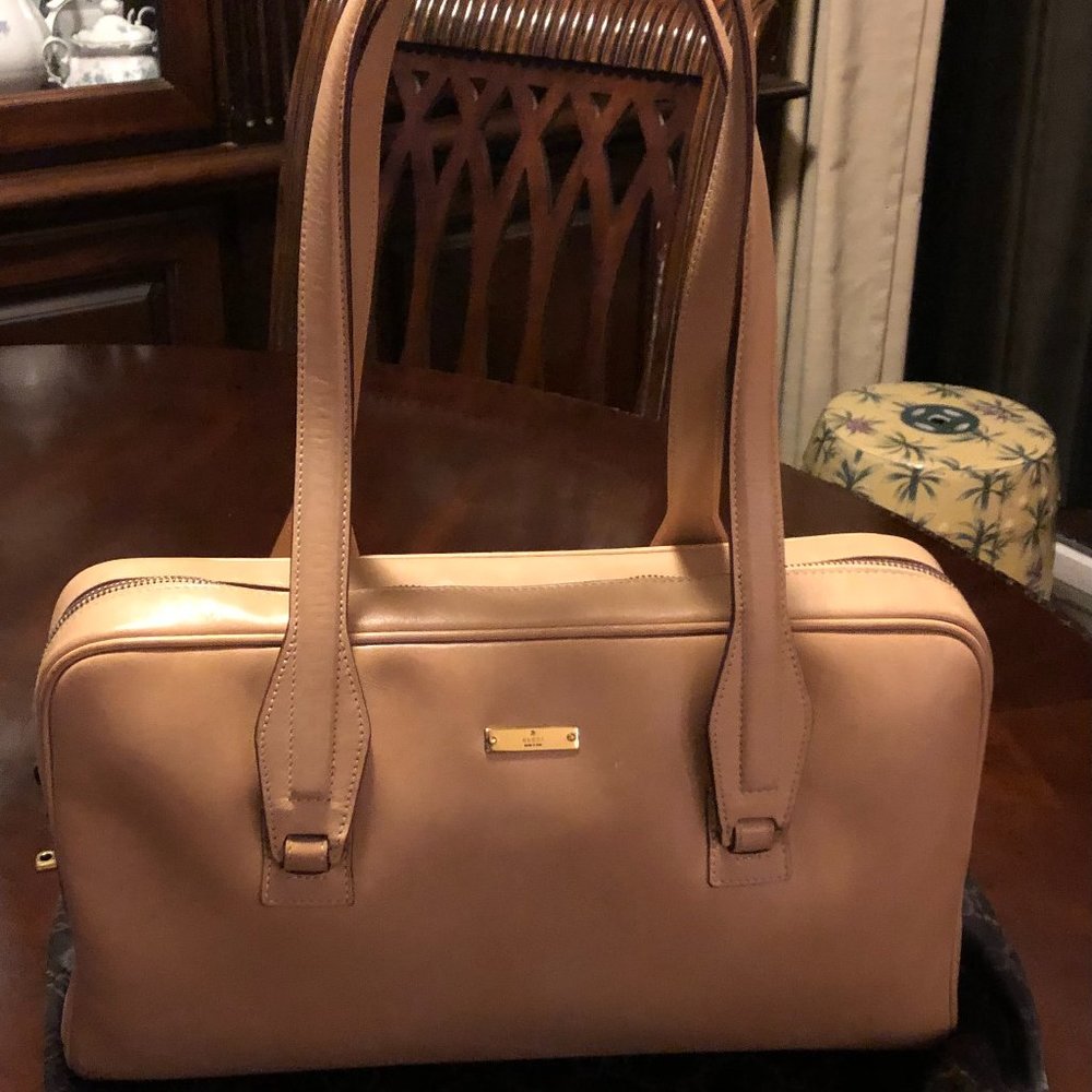 Authentic GUCCI camel leather shoulder bag with drop handles and lock